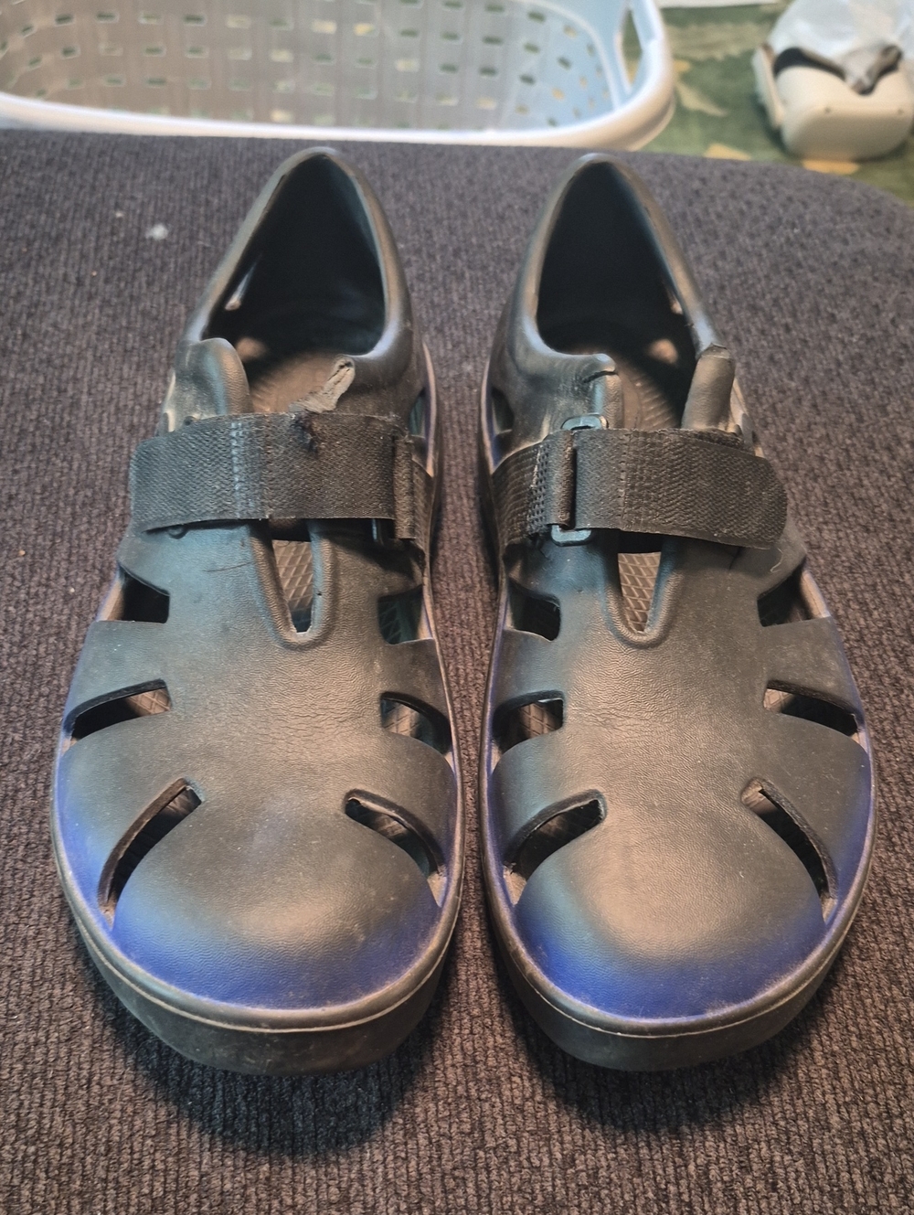 OOFOS Men's Black Sandal with Subtle Blue Sheen